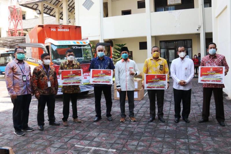 Social Affairs Ministry and Commission VIII Distribute Masks and Vitamins in Central Java